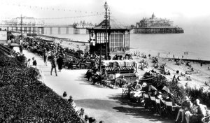 El quiosco de música y el muelle, Eastbourne, East Sussex, principios del siglo XX de E. Dennis