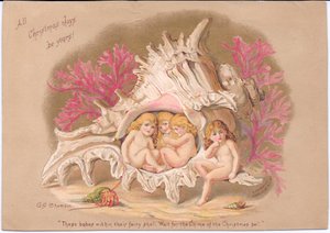 Tarjeta navideña victoriana de cuatro bebés de agua sentados dentro de una concha de mar Murex Ramrose, sobre un fondo de coral y un ermitaño metido en su refugio, por Gertude Thompson, c.1895 (litografía en color)
