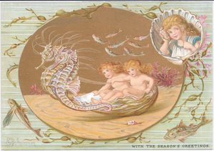 Una tarjeta navideña victoriana de dos bebés acuáticos montados en un carro de conchas marinas tirado por un par de caballitos de mar, todo ello rodeado de algas y peces. También una niña, enmarcada en una concha de vieira, con una concha marina en la orej de E. Gertrude Thompson