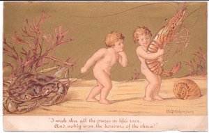 Tarjeta de felicitación victoriana de dos bebés acuáticos junto a un trozo de cuerda, con un caracol y un coral en el fondo del mar, todo ello sobre un fondo dorado, por Gertude Thompson, c.1895 (litografía en color)