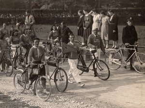 Álbum "PNF (Partido Nacional Fascista)": salida en bicicleta dopolavorística (foto en b/n) de E. Montesi