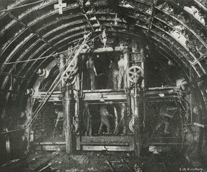 Excavando el túnel para el ferrocarril de Waterloo y City, c1897 de E. and S. Woodbury