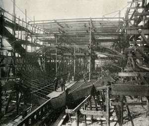 La construcción de un buque de guerra: un crucero de primera clase en progreso en los astilleros del Támesis, c1897