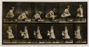 Niño levantando un muñeco, dándose la vuelta y marchándose, del libro Locomoción animal de Eadweard Muybridge