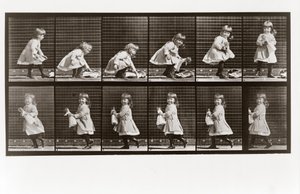 Niño jugando con muñeca, Placa 481 de Animal Locomotion de Eadweard Muybridge