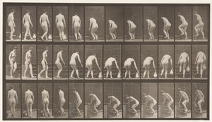 Placa 108. Girando para subir escaleras, agachándose, levantando una jarra de Eadweard Muybridge