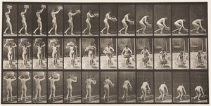Placa 201. Quitando una cesta de 12 libras de la cabeza, poniéndola en el suelo de Eadweard Muybridge