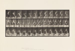 Placa 217. Agachándose, levantando y cargando una cesta de 30 lb, 1885 de Eadweard Muybridge