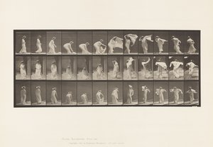 Placa 233. Levantando un chal, poniéndolo alrededor de los hombros, girando de Eadweard Muybridge