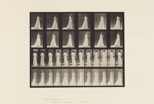 Placa 39. Caminando, manos ocupadas en tejer, 1872-1885 de Eadweard Muybridge