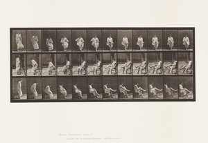 Placa 417. Aseo; Sentado y Poniéndose las Medias de Eadweard Muybridge