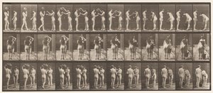 Placa 447. Dos modelos, uno tomando una jarra de agua del hombro del otro de Eadweard Muybridge