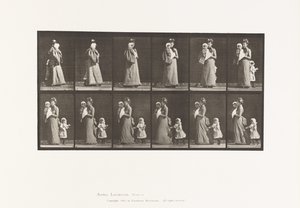 Placa 52. Caminando llevando a un niño, girando; otro niño (70) sujetándose al vestido de 9 de Eadweard Muybridge