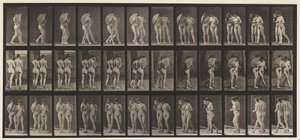 Placa 54. Caminando, dos modelos, uno coqueteando con un abanico, brazo con brazo de Eadweard Muybridge