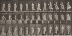 Lámina número 143. Bajando escaleras, una taza y un platillo en la mano derecha de Eadweard Muybridge