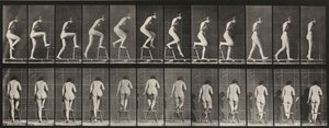 Lámina número 180. Subir a una silla y pasar por encima de ella de Eadweard Muybridge
