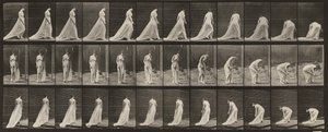 Lámina n.º 56. Caminar, girar y agacharse para levantar la cola del vestido de Eadweard Muybridge