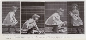La Figura Humana en Movimiento: Fases que Ocurren en el Acto de Levantar una Muñeca por un Niño de Eadweard Muybridge