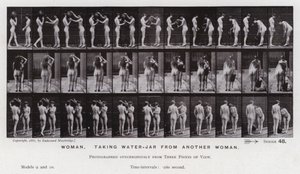 La figura humana en movimiento: Mujer, tomando un jarro de agua de otra mujer de Eadweard Muybridge