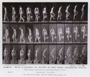 La Figura Humana en Movimiento: Mujer, con un cubo de agua en una mano, subiendo escaleras de Eadweard Muybridge