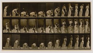 Mujer levantando y cargando a un niño, del libro Animal Locomotion de Eadweard Muybridge