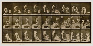 Mujer vertiendo agua sobre la cabeza de otra mujer, del libro Animal Locomotion de Eadweard Muybridge