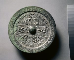 Espejo con Deidades y Reyes en Tres Secciones Rodeadas por Anillos de Cuadrados y Semicírculos