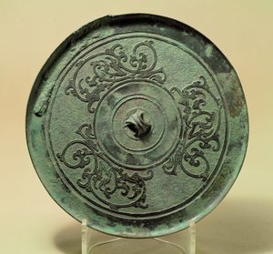 Espejo con dragones entrelazados, dinastía Zhou Oriental, período de los Estados Combatientes, 475-221 a.C. de Eastern Zhou Dynasty Chinese School