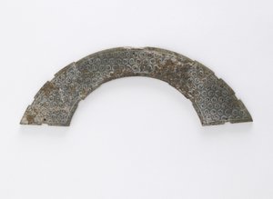 Placa delgada cortada en arco de círculo, del tipo huang, Changsha, provincia de Hunan, siglo IV-III a.C. de Eastern Zhou Dynasty Chinese School