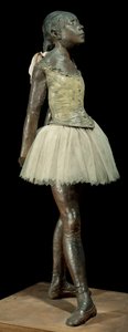 Escultura de una bailarina de 14 años o gran bailarina vestida