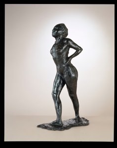Bailarina en reposo, manos en las caderas, pierna derecha hacia adelante, c. 1881-1890 fundido 1919-1925 de Edgar Degas