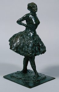 Bailarina en vestido casual, con las manos en las caderas, su pierna derecha hacia adelante, fundida c.1919-21