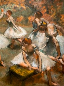 Bailarinas en el escenario (detalle) de Edgar Degas