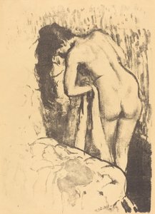 Mujer desnuda de pie, secándose