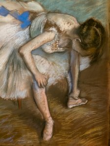 Bailarina sentada masajeando el pie (detalle) de Edgar Degas