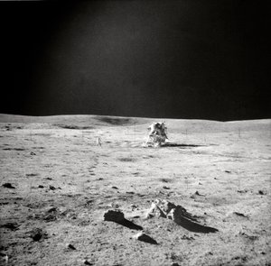 Vista de la EVA del Apolo 14, superficie lunar, 1971 de Edgar Mitchell