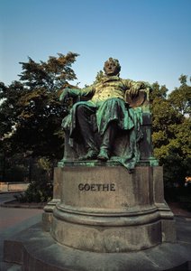 Monumento en homenaje al poeta alemán Johann Wolfgang von Goethe (1749-1832) realizado por Edmund von Hellmer (1850-1935) de Edmund Ritter von Hellmer