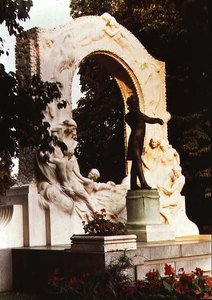 Monumento al compositor austríaco Johann Strauss el Joven de Edmund Ritter von Hellmer
