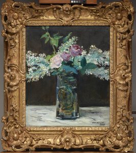 Jarrón de lilas blancas y rosas