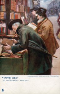Vida en la ciudad: clientes mirando en un puesto de libros