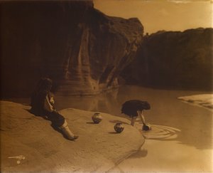 En el Pozo Viejo de Acoma de Edward S. Curtis