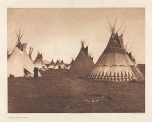 Portfolio VI, Plate 186: Painted Lodges--Piegan de Edward S. Curtis