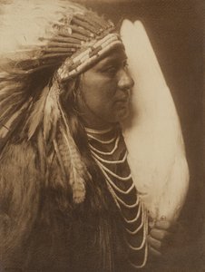 [Tres Plumas - Un Nativo Americano Nez Perce] de Edward S. Curtis