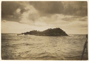 [A islotes rocosos y batidos por el oleaje me ha llevado mi canoa] de Edward S. Curtis