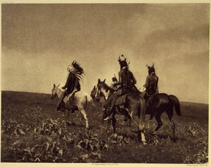 Una incursión exitosa en busca de caballos. Los apsaroke eran una de las tribus más extrañas de temer y sus historias de saqueos, más o menos importantes, ya no se cuentan. Foto tomada del volumen 4 de la enciclopedia publicada por Edward S. Curtis (1868-1 de Edward Sheriff Curtis