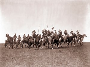 Brule Sioux War Party por Edward S. Curtis, c.1907 (impresión en plata sobre tono) de Edward Sheriff Curtis
