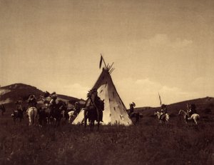 Campamento Sioux. Era costumbre que los guerreros cabalgaran en círculo alrededor del tipi de su líder antes de emprender una incursión enemiga. Foto tomada del volumen 3 de la enciclopedia de Edward S. Curtis (1868-1952) sobre los indios de Norteamérica,  de Edward Sheriff Curtis