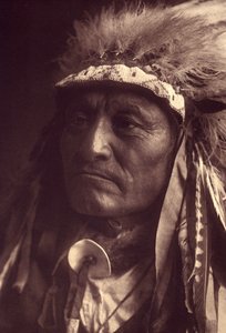 Crazy Thunder, un sioux teton (oglala u ogalala) Foto del volumen 3 de la enciclopedia de Edward S. Curtis (1868-1952) sobre los indios de Norteamérica, con prólogo de Theodore Roosevelt. Entre 1907 y 1930 se publicaron 20 volúmenes.
