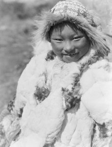 Niño esquimal identificado como Uyowutcha, probablemente de la isla de Nunivak, Alaska, c.1929 (foto b/n)