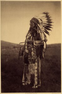 Halcón alto. Conjunto de guerrero vestido para una gran ocasión: camisa de cuero, polainas, mocasines, funda de pipa (todo bordado con piquantes de cerdo-épica), tocado de guerra con plumas de águila, bastón con cabeza de piedra, con una cabellera. Hight H de Edward Sheriff Curtis